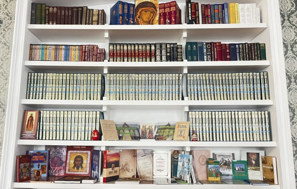 В библиотеке-музее Н.Н. Страхова открылась выставка «Православное Белогорье»