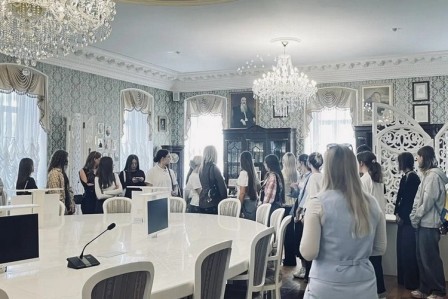 Студенты-первокурсники открыли для себя мир библиотеки-музея и не только